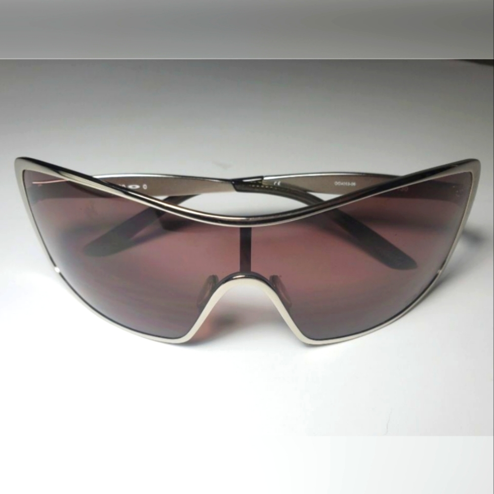 Oakley Sunglasses Polarized Remedy Silver with Tinted Lenses with Case.